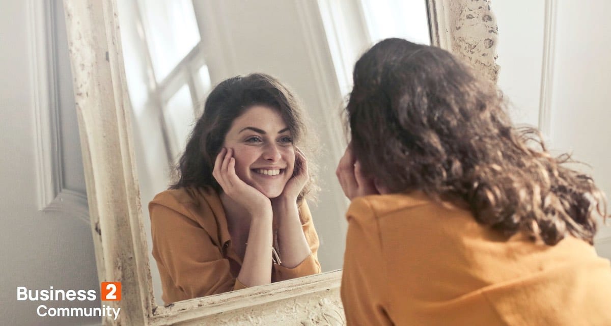 kvinde ser sig i spejlet for at finde sit formål