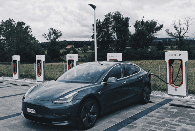 A Tesla árháborúba kezd – Az EV gyártók nyomás alatt vannak