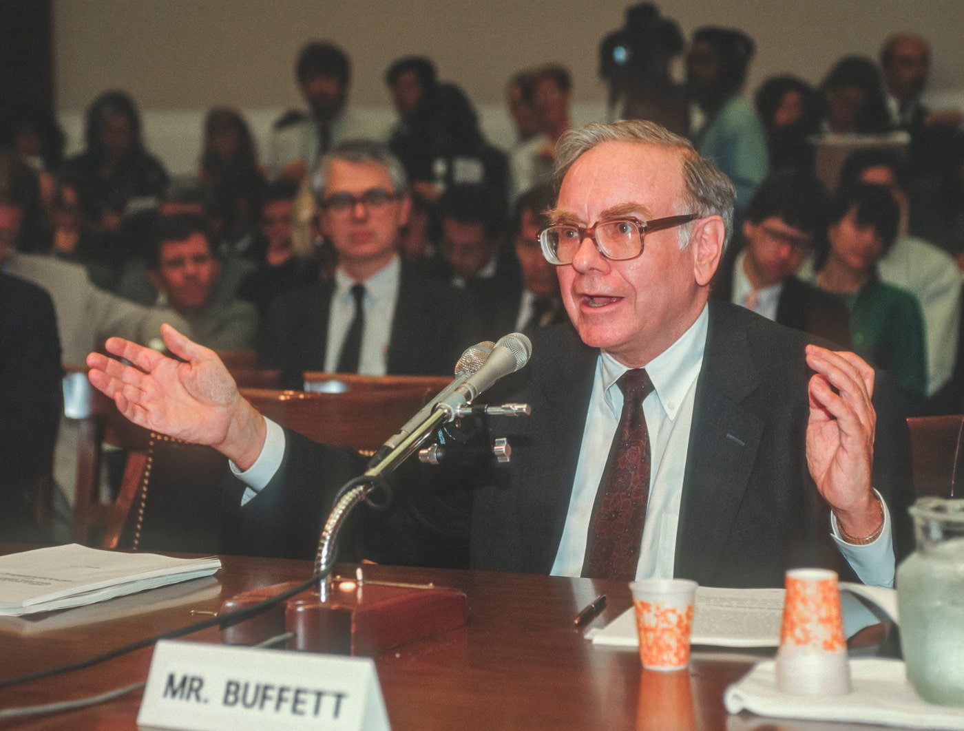 Buffett eladta az Apple részvényei jelentős részét, 300 milliárd dollár készpénzen ül Buffett eladta az Apple részvényei jelentős részét, 300 milliárd dollár készpénzen ül