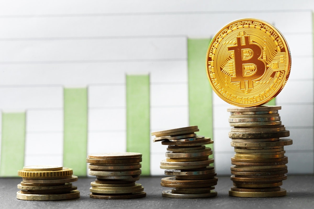 Történelmi csúcson a Bitcoin – 71 ezer dollár felett a vezető kriptovaluta