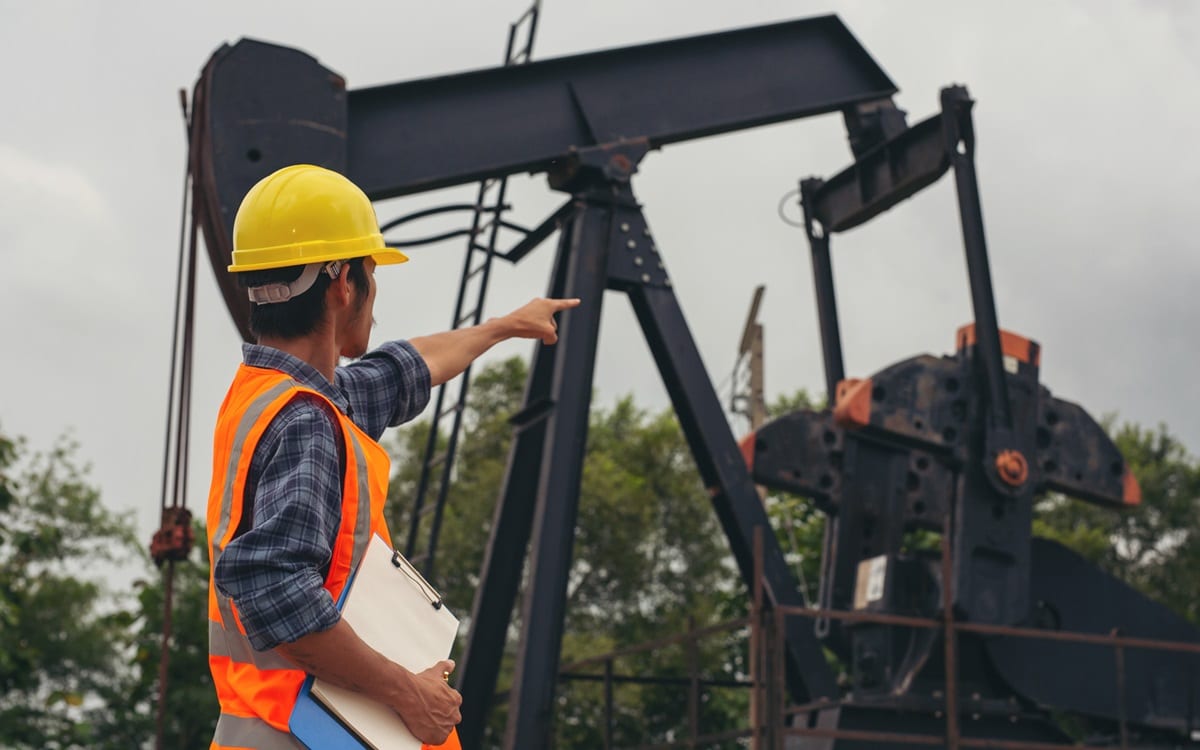 Több mint 1 dollárral drágult az olaj az Izrael elleni csapás hírére