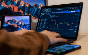 Dónde comprar acciones en México brokers regulados en [cur_year]