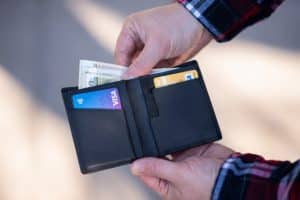 portfel z pieniędzmi i kartami