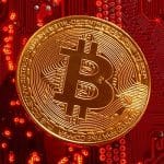 Moneta bitcoin na czerwonym tle