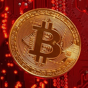 Moneta bitcoin na czerwonym tle