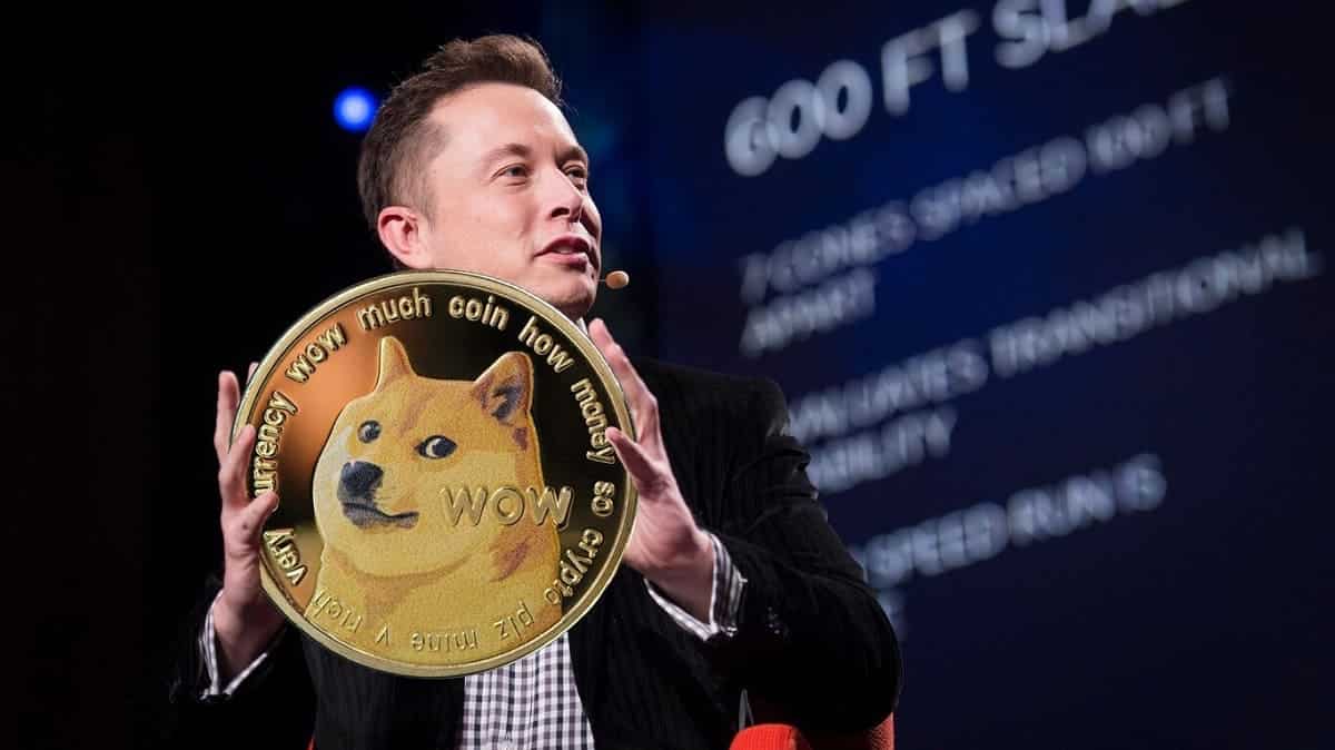 Elon Musk trzymający monetę dogecoin