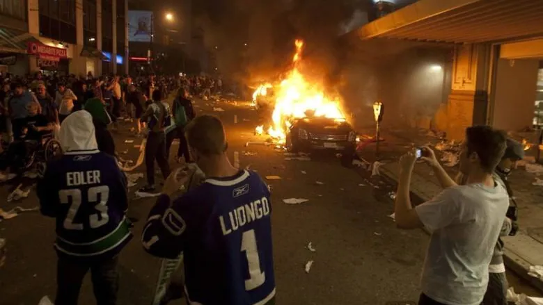 Fans behaving badly after Vancouver Canucks lose in NHL finals