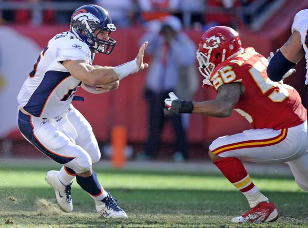 Denver Bronco QB Tim Tebow avoids Kansas City Chief tackler