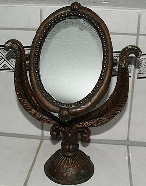 Old make-up mirror. Deutsch: Alter Schminkspiegel.