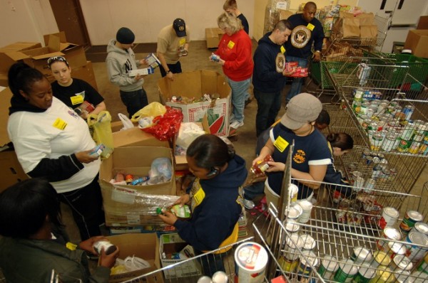 Volunteers at a food bank in Virginia in 2009. / Credit: Commons/Wikimedia