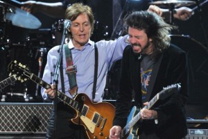 Paul-McCartney-and-Dave-Grohl
