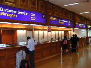 Don_Mueang_Airport_domestic_terminal_-_Thai_Airways_customer_service_counters