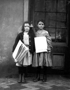 Lewis Hine - Two news girls, Wilmington, Delaware, 1910