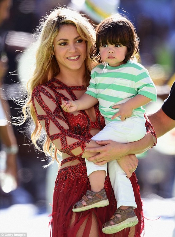 Shakira 2014 FIFA with son