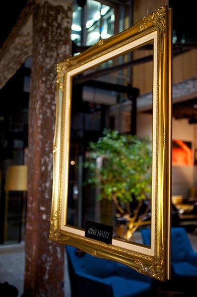 1888 selfie frame