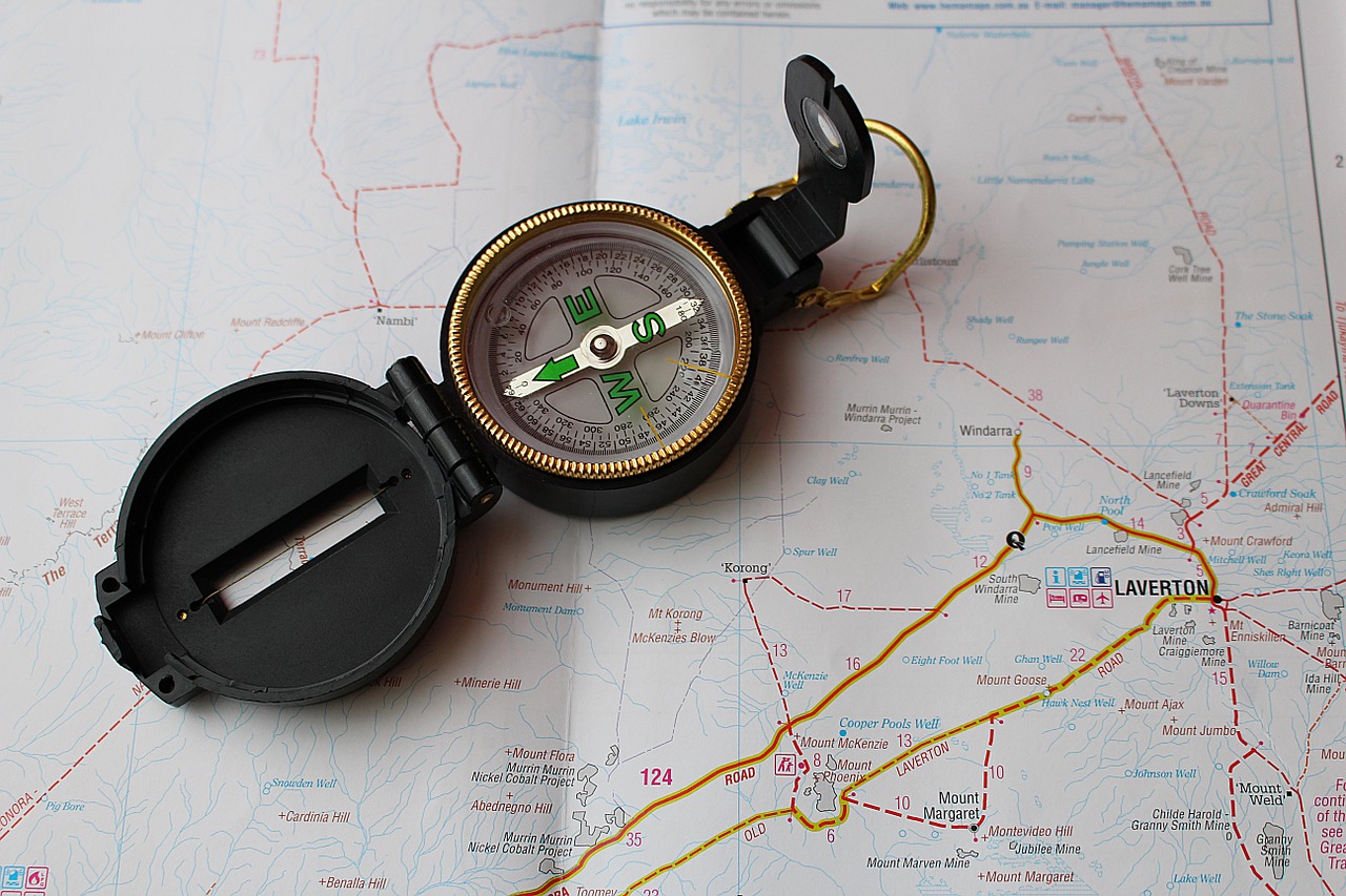 compass-626077_1280 (1)