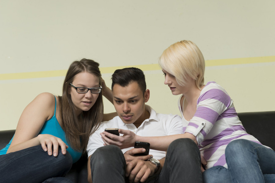 Studenten spielen mit ihren Handys