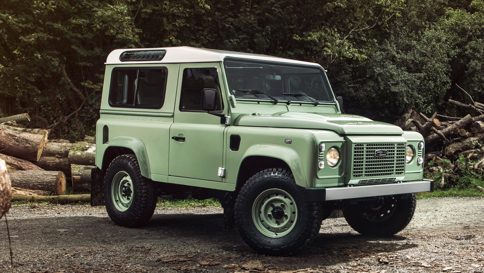 land-rover-defender--9_1600x0w