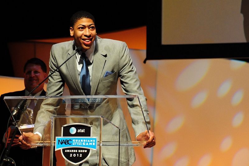 Former Kentucky Wildcats player Anthony Davis accepts the 2012 Naismith Trophy.