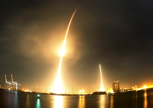 A long exposure photograph shows the SpaceX Falcon 9 lifting off (L) from its launch pad and then returning to a landing zone (R) at the Cape Canaveral Air Force Station, on the launcher's first mission since a June failure, in Cape Canaveral, Florida, December 21, 2015. The rocket carried a payload of eleven satellites owned by Orbcomm, a New Jersey-based communications company. This long exposure photograph was made by covering the lens in between liftoff and landing. REUTERS/Mike Brown TPX IMAGES OF THE DAY