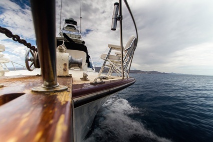 Image of sailboat. Large, exciting images can strengthen landing pages.