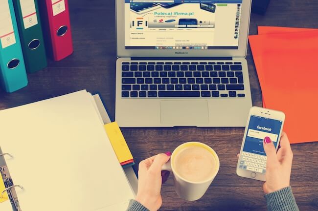 smartphone-distraction-in-office