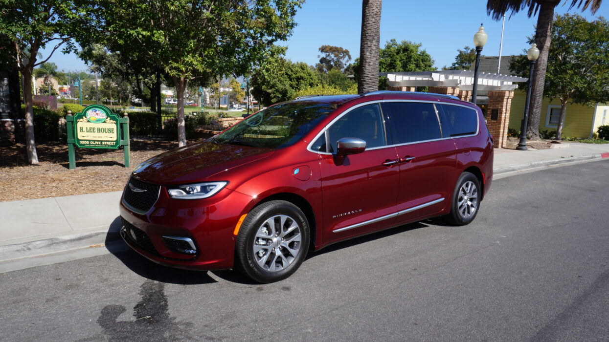 2021 Chrysler Pacifica Pinnacle Hybrid Review – A Most Luxurious Minivan -  Business 2 Community
