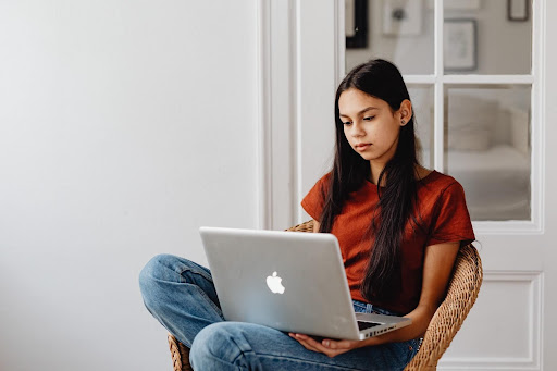 woman on macbook