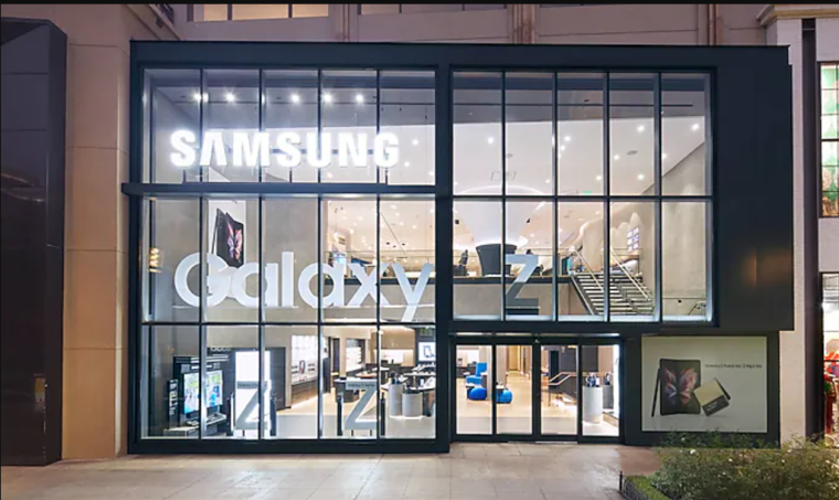 A photo of the Samsung experience store in New York at night. 