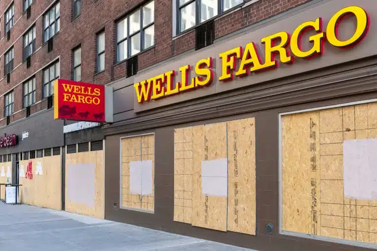 Wells Fargo building with the 2009-2019 logo - Pixabay
