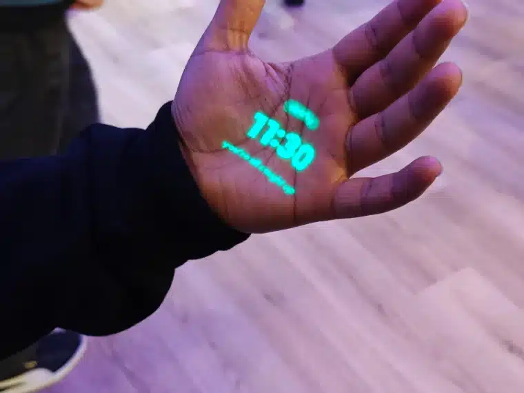 user displaying humane ai pin in his hand